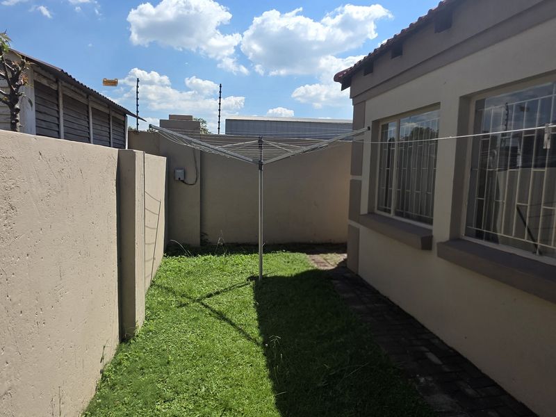 Beautifully maintained three bedroom townhouse. - Photo 9