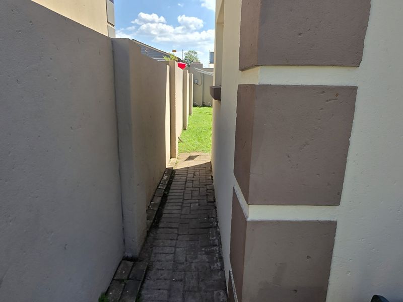 Beautifully maintained three bedroom townhouse. - Photo 7