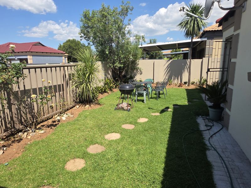 Beautifully maintained three bedroom townhouse. - Photo 6