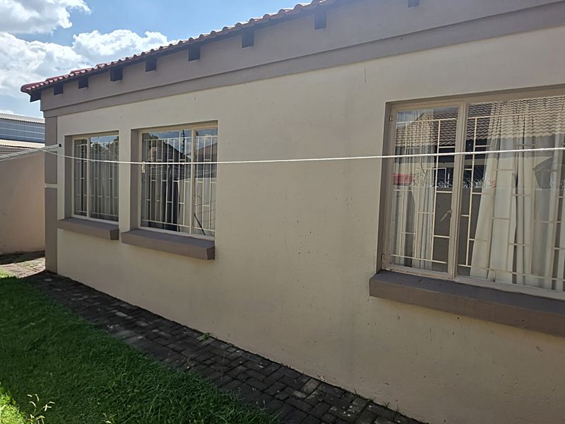 Beautifully maintained three bedroom townhouse. - Photo 8