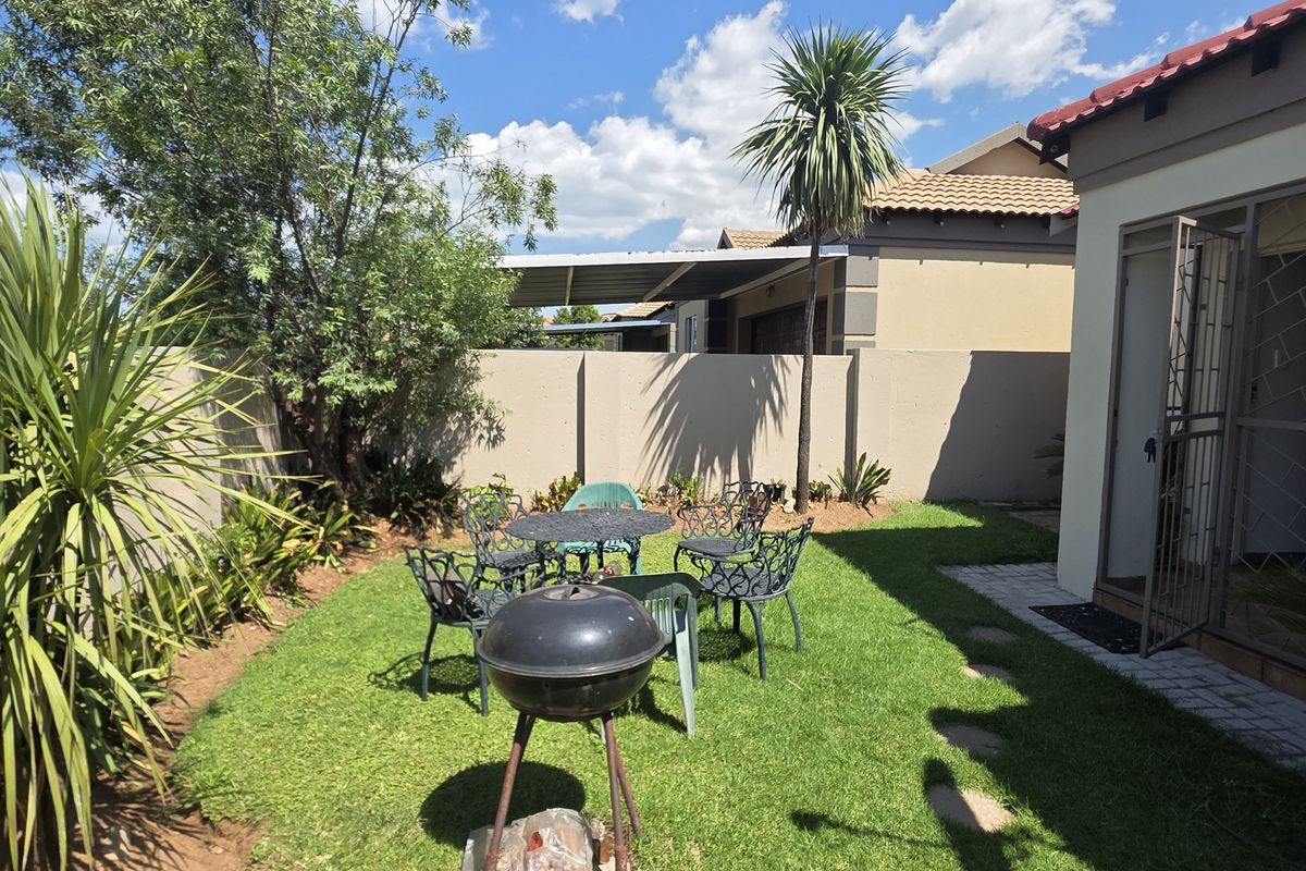 Beautifully maintained three bedroom townhouse. - Photo 4