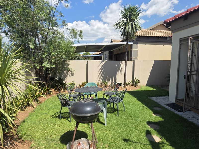 Beautifully maintained three bedroom townhouse. - Photo 4