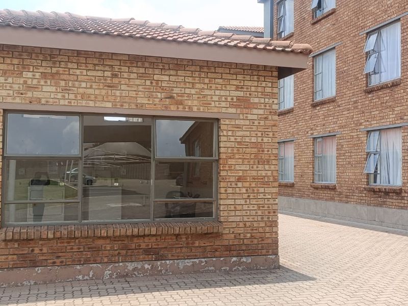 Neat 1-Bedroom Flat – Ideal Starter Home or Investment. - Photo 2