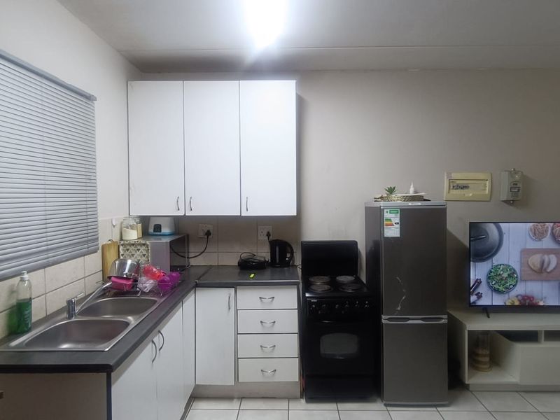 Neat 1-Bedroom Flat – Ideal Starter Home or Investment. - Photo 3