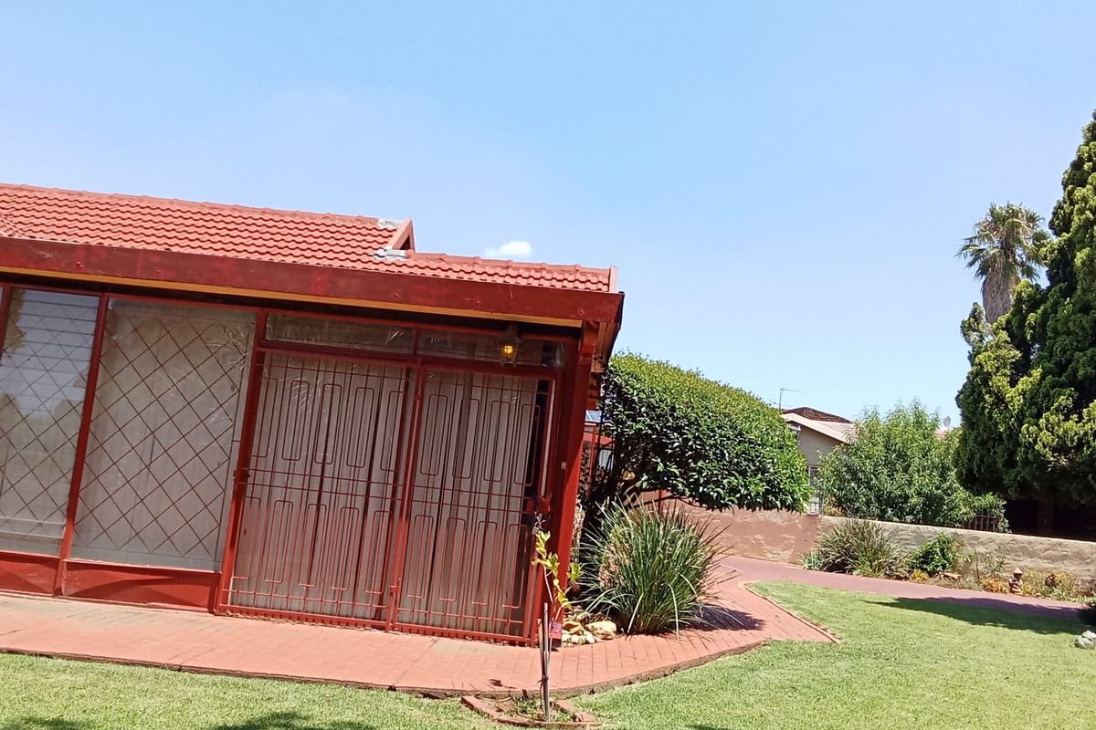 Location. Lifestyle. Lush Living. - Photo 4