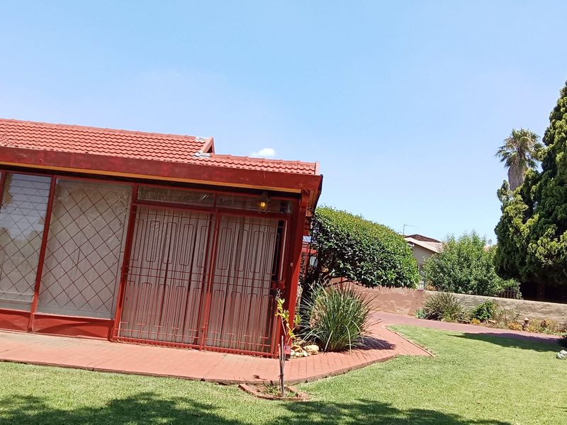 Location. Lifestyle. Lush Living. - Photo 4