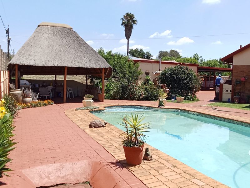 Location. Lifestyle. Lush Living. - Photo 10