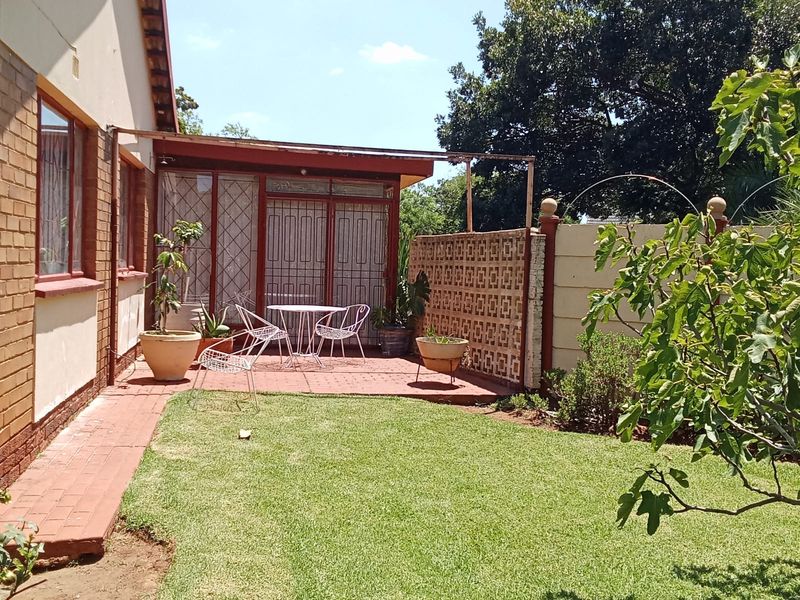 Location. Lifestyle. Lush Living. - Photo 8