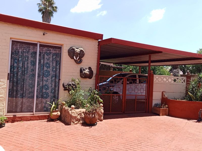 Location. Lifestyle. Lush Living. - Photo 7