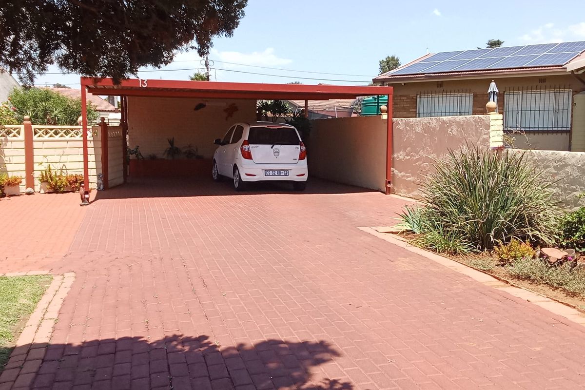 Location. Lifestyle. Lush Living. - Photo 2