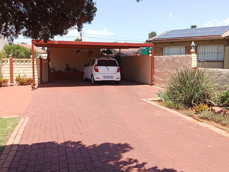 Location. Lifestyle. Lush Living. - Photo 2