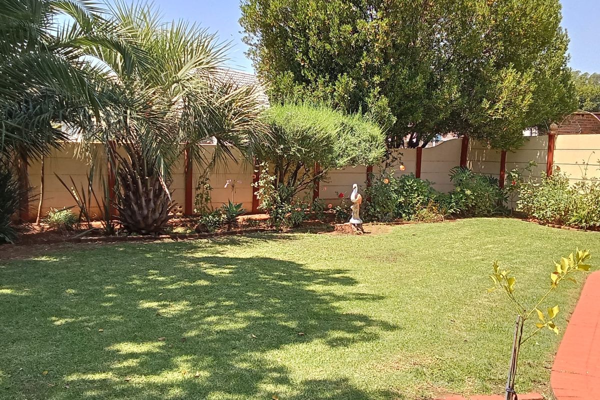 Location. Lifestyle. Lush Living. - Photo 5