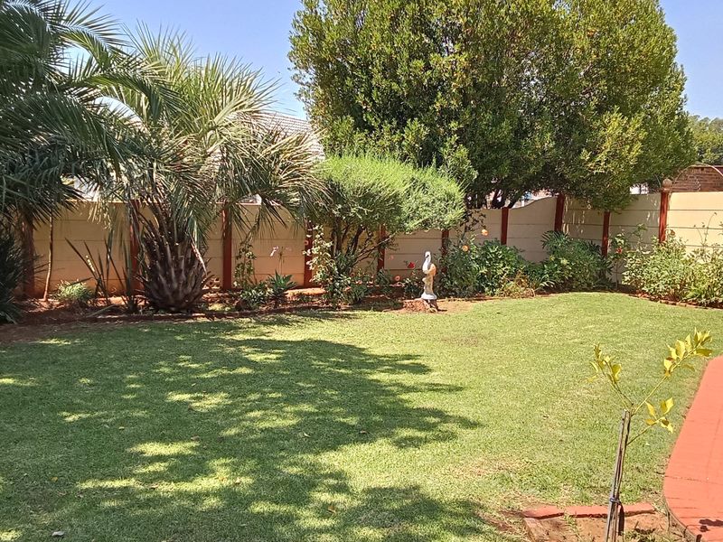 Location. Lifestyle. Lush Living. - Photo 5