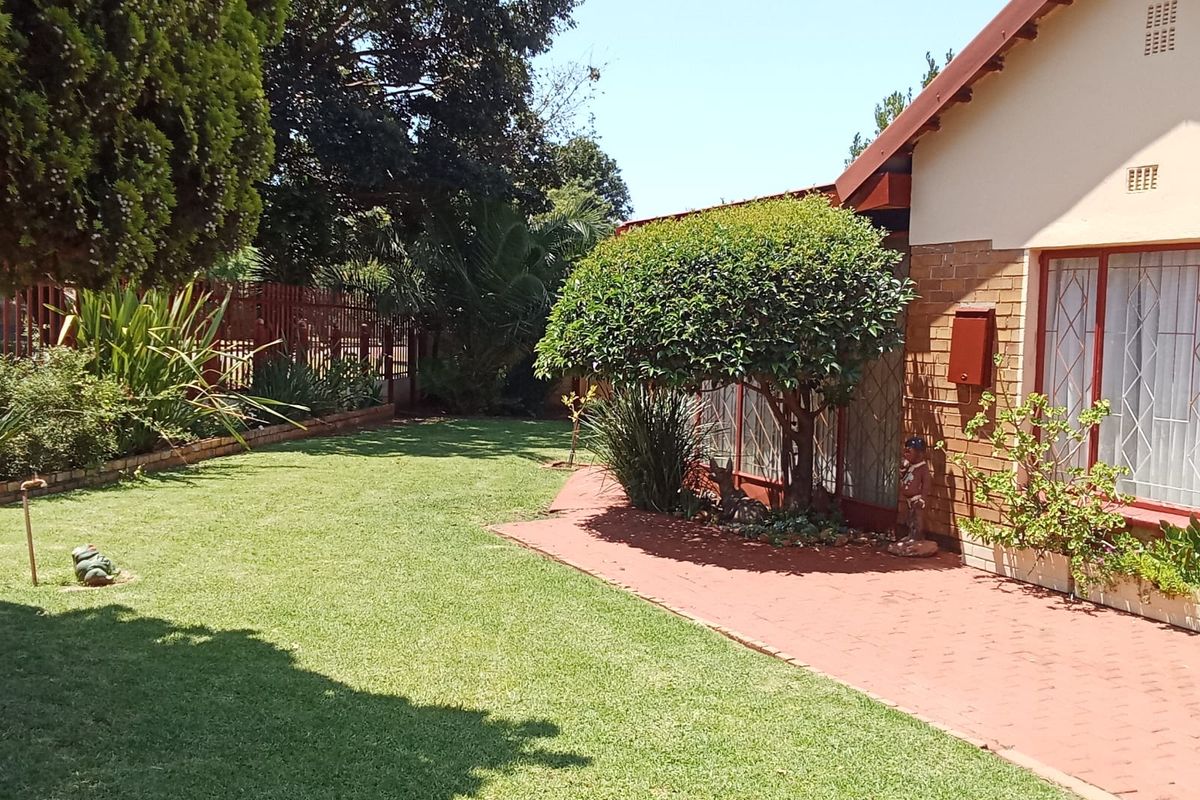 Location. Lifestyle. Lush Living. - Photo 3