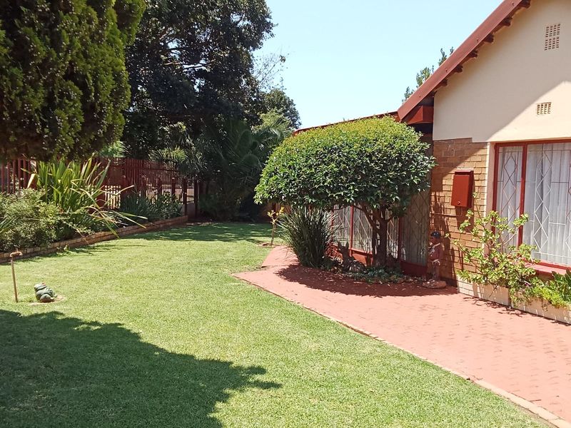 Location. Lifestyle. Lush Living. - Photo 3