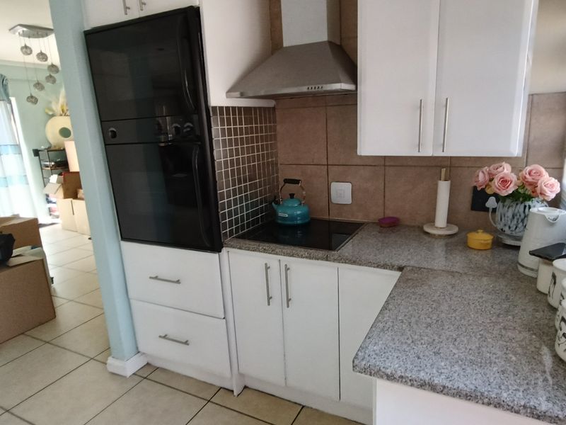 Beautiful 4 Bedroom in reyno manor! - Photo 8