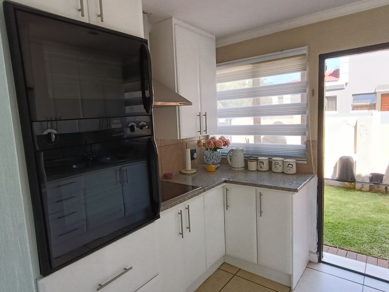 Beautiful 4 Bedroom in reyno manor! - Photo 7