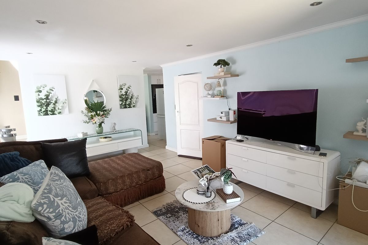 Beautiful 4 Bedroom in reyno manor! - Photo 3