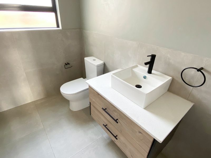 Beautiful 4 Bedroom Luxury Home For Sale - Photo 10