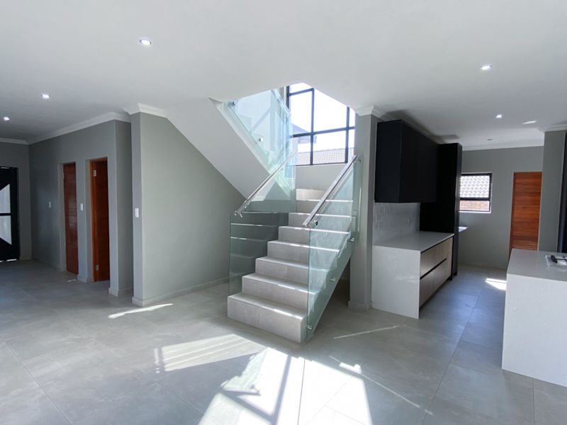 Beautiful 4 Bedroom Luxury Home For Sale - Photo 7