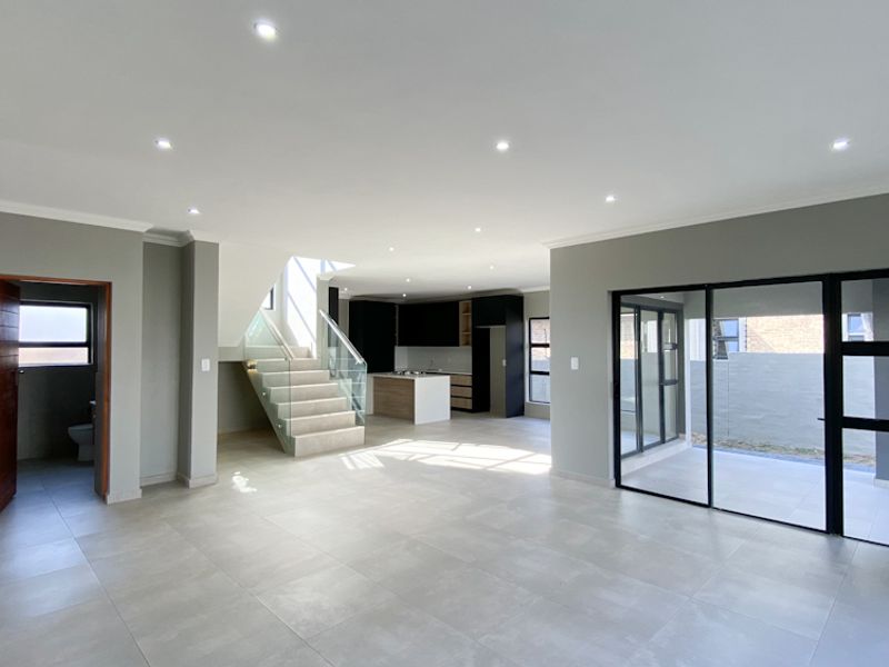 Beautiful 4 Bedroom Luxury Home For Sale - Photo 6