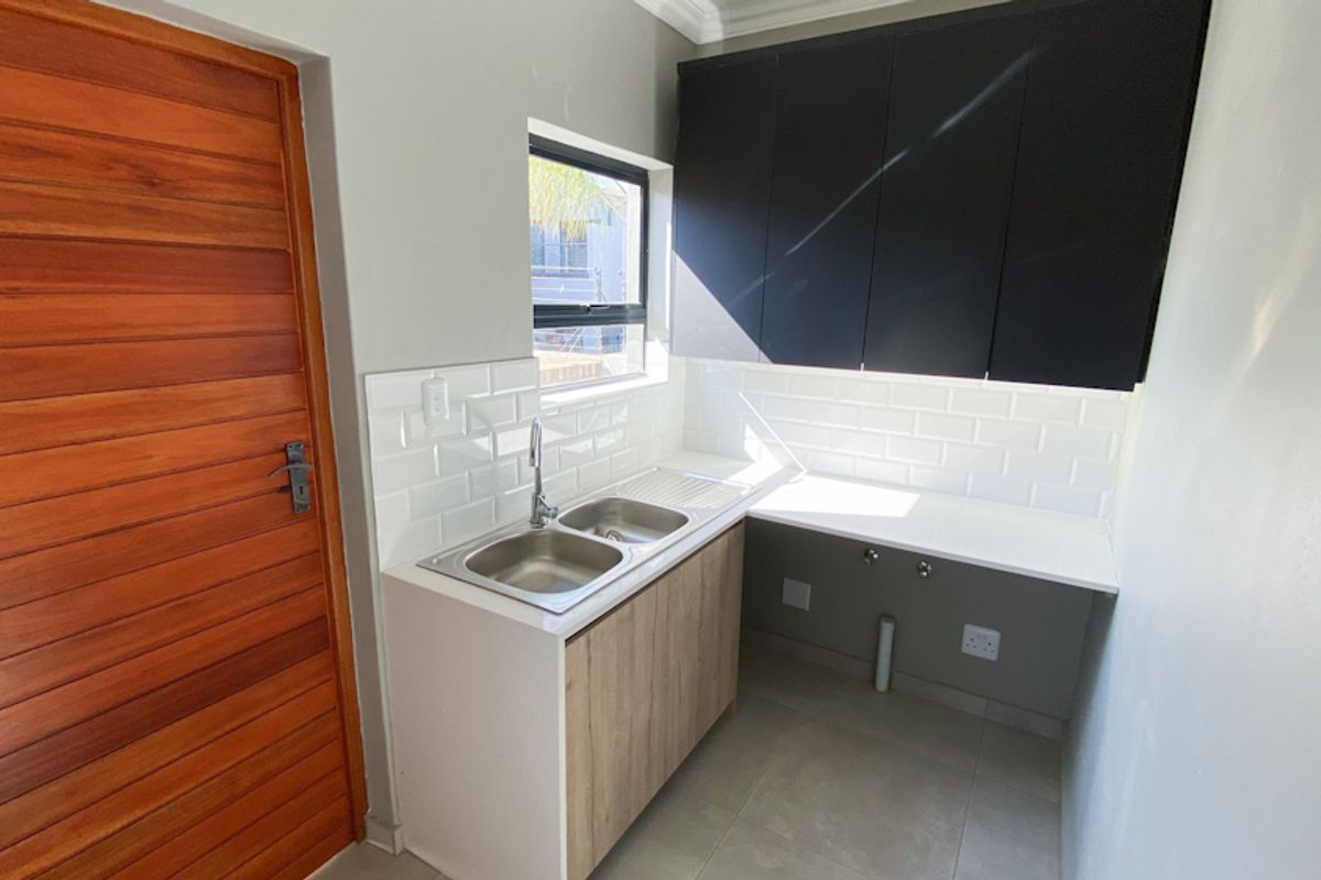 Beautiful 4 Bedroom Luxury Home For Sale - Photo 4