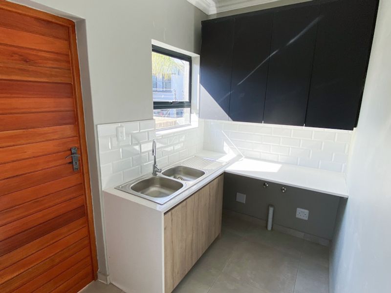 Beautiful 4 Bedroom Luxury Home For Sale - Photo 4