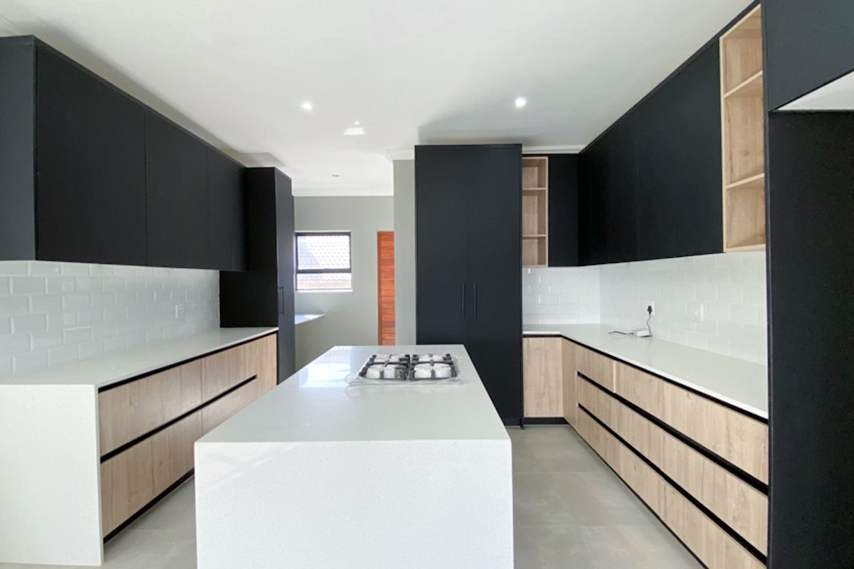 Beautiful 4 Bedroom Luxury Home For Sale - Photo 2