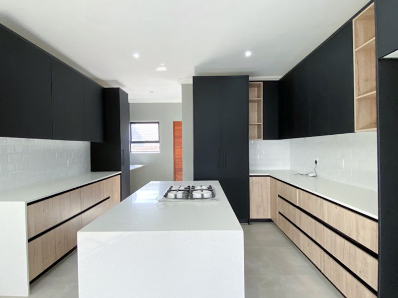 Beautiful 4 Bedroom Luxury Home For Sale - Photo 2