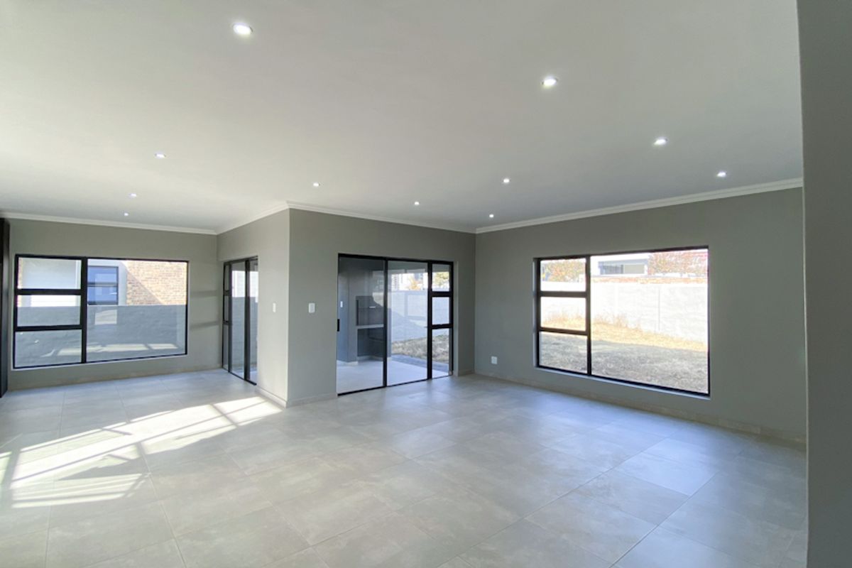 Beautiful 4 Bedroom Luxury Home For Sale - Photo 5