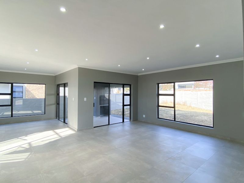 Beautiful 4 Bedroom Luxury Home For Sale - Photo 5