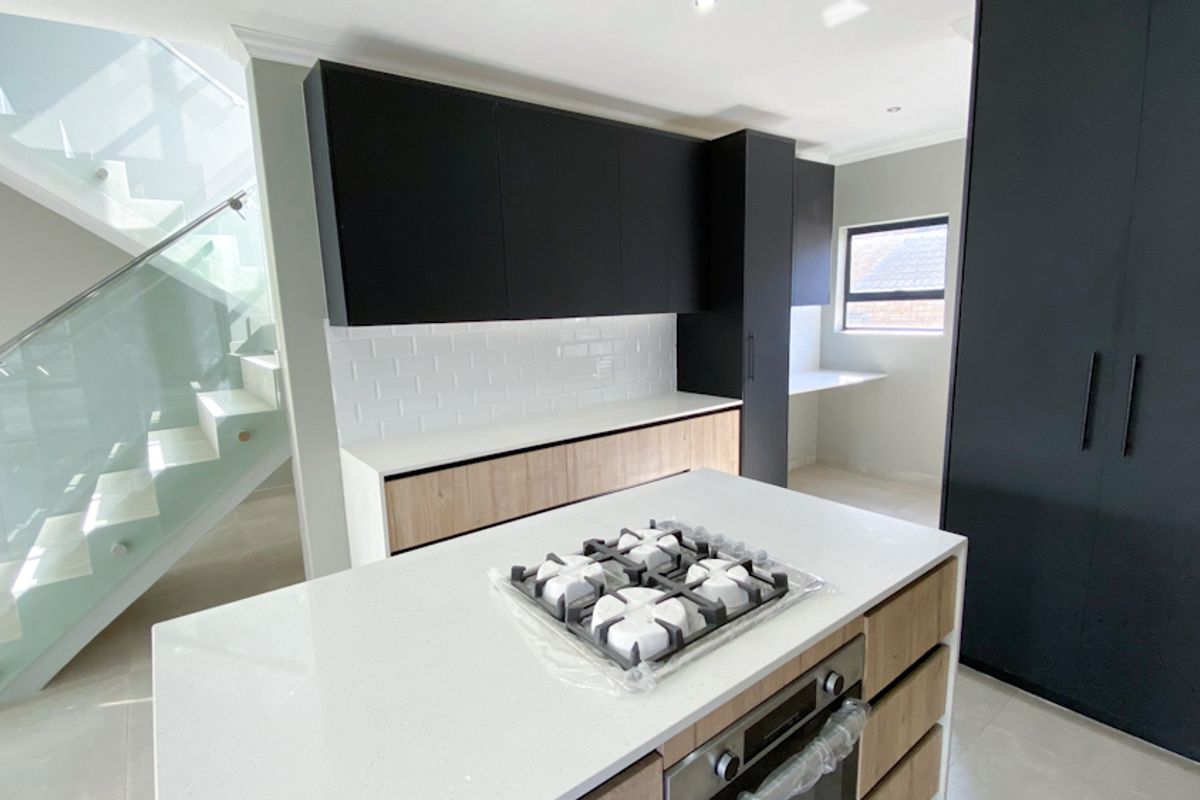 Beautiful 4 Bedroom Luxury Home For Sale - Photo 3