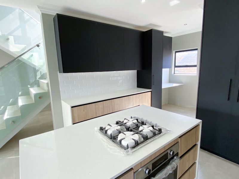 Beautiful 4 Bedroom Luxury Home For Sale - Photo 3