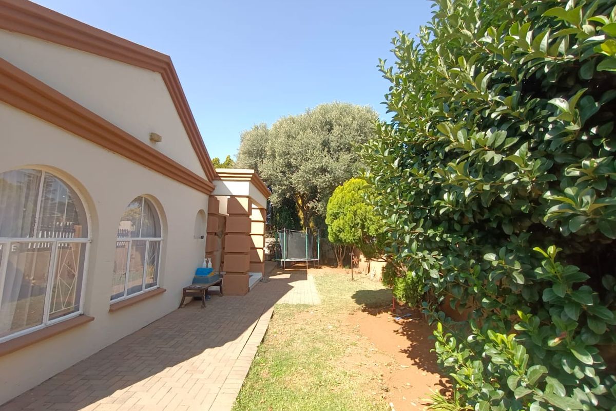 ABSOLUTE BEAUTY FOR SALE – SE4, VANDERBIJLPARK - Photo 2