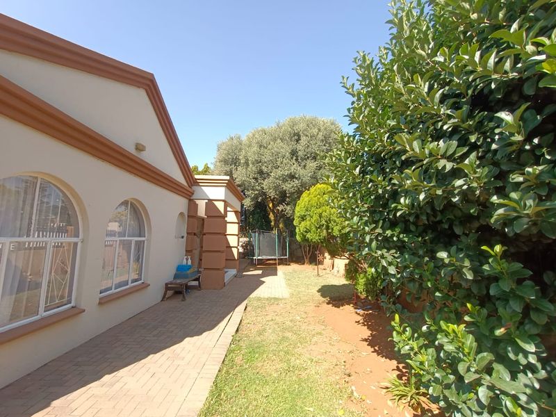 ABSOLUTE BEAUTY FOR SALE – SE4, VANDERBIJLPARK - Photo 2