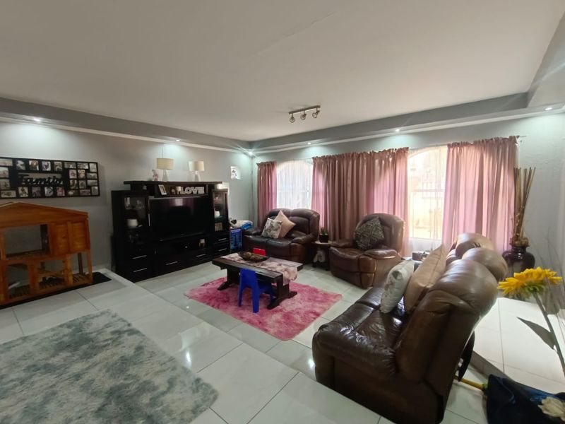 ABSOLUTE BEAUTY FOR SALE – SE4, VANDERBIJLPARK - Photo 5