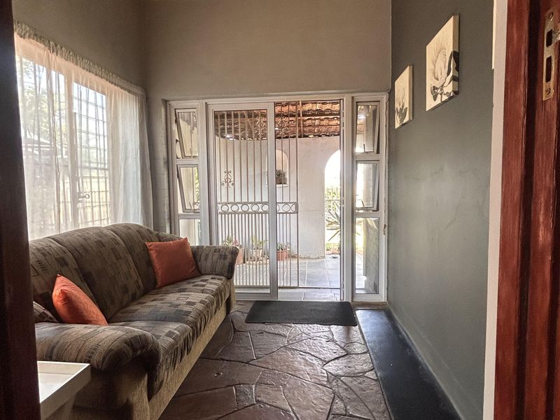 Spacious 3-Bedroom Home with Flatlet and Extensive Covered Parking - Photo 9