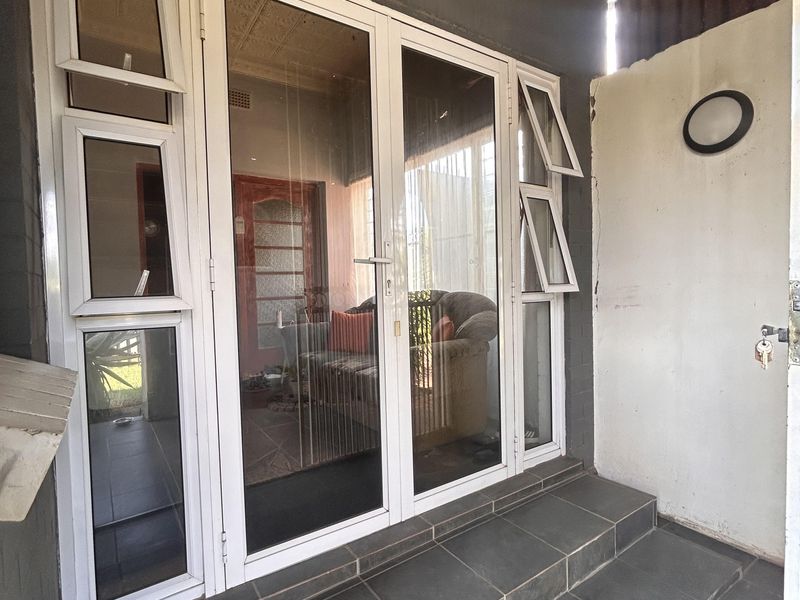 Spacious 3-Bedroom Home with Flatlet and Extensive Covered Parking - Photo 8