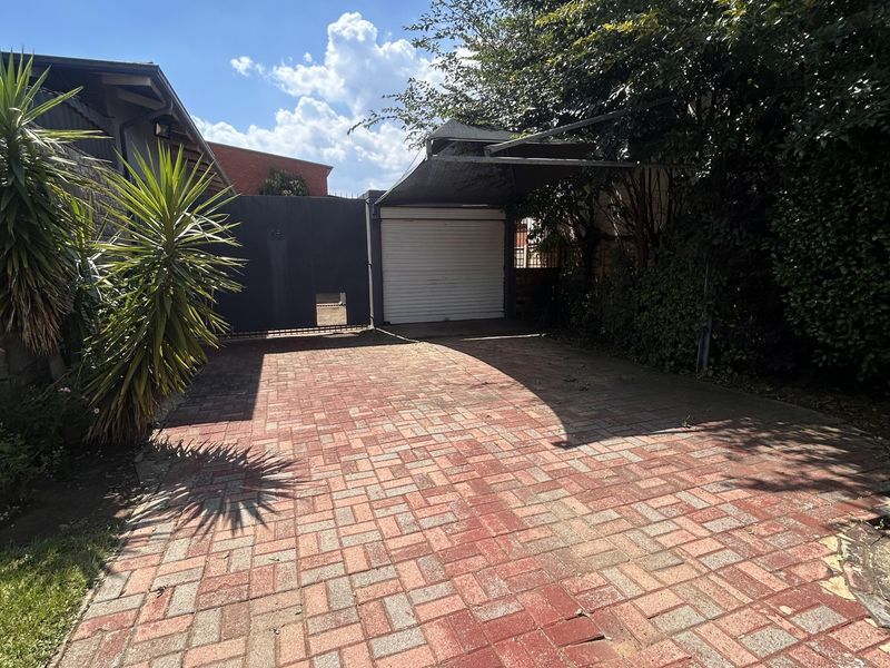 Spacious 3-Bedroom Home with Flatlet and Extensive Covered Parking - Photo 4