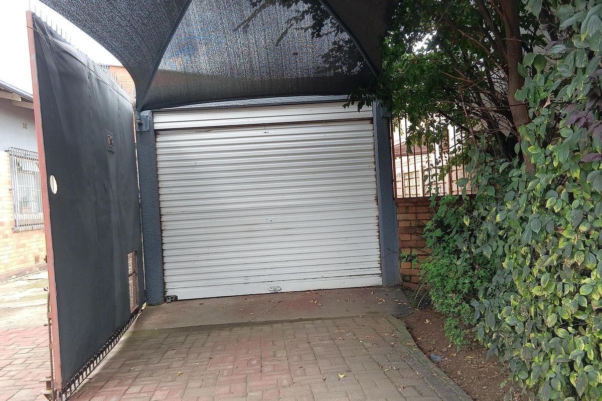 Spacious 3-Bedroom Home with Flatlet and Extensive Covered Parking - Photo 5