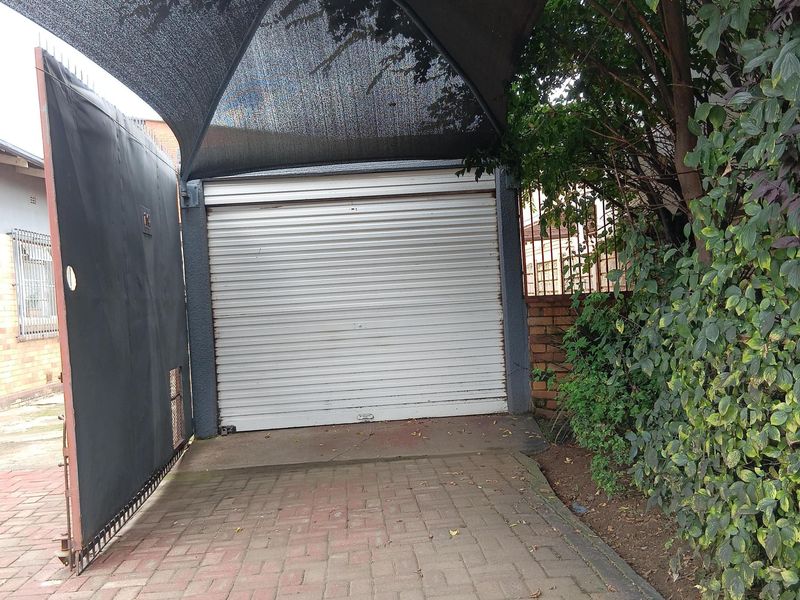 Spacious 3-Bedroom Home with Flatlet and Extensive Covered Parking - Photo 5