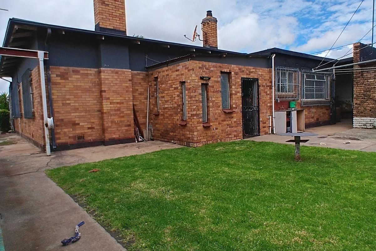 Spacious 3-Bedroom Home with Flatlet and Extensive Covered Parking - Photo 3