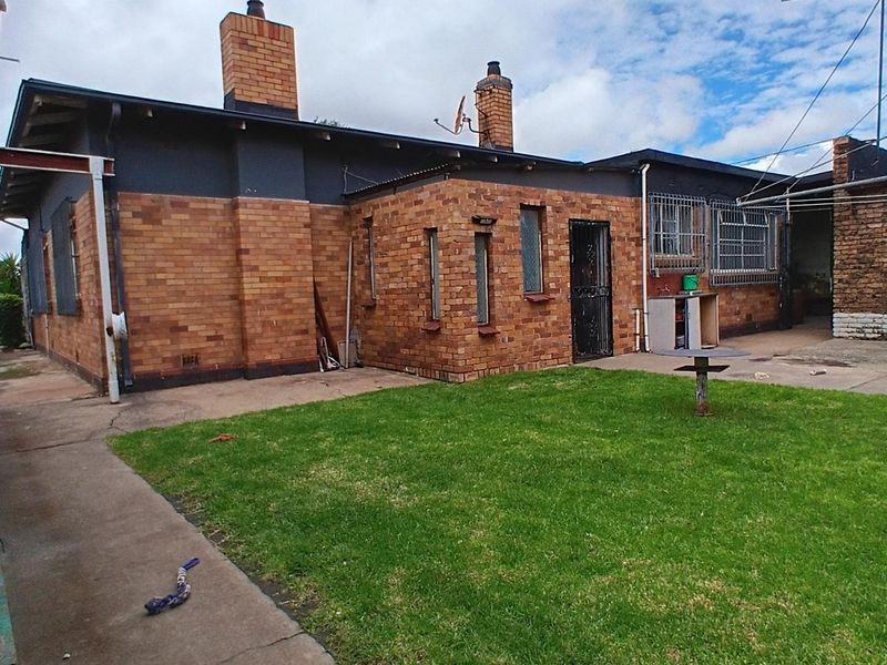 Spacious 3-Bedroom Home with Flatlet and Extensive Covered Parking - Photo 3