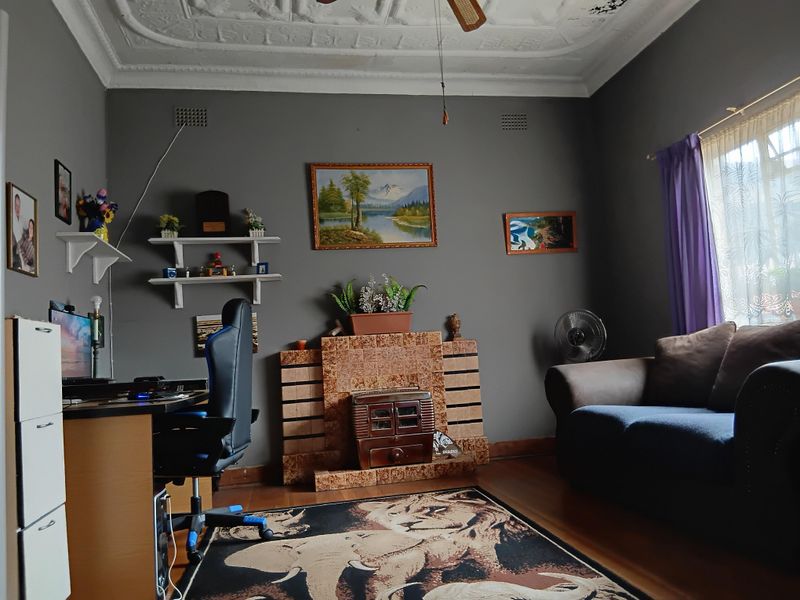 Spacious 3-Bedroom Home with Flatlet and Extensive Covered Parking - Photo 10