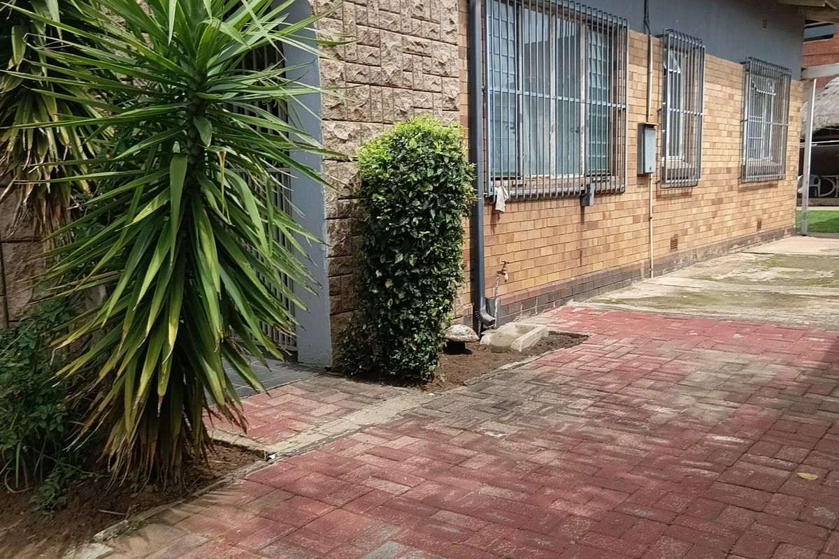 Spacious 3-Bedroom Home with Flatlet and Extensive Covered Parking - Photo 2