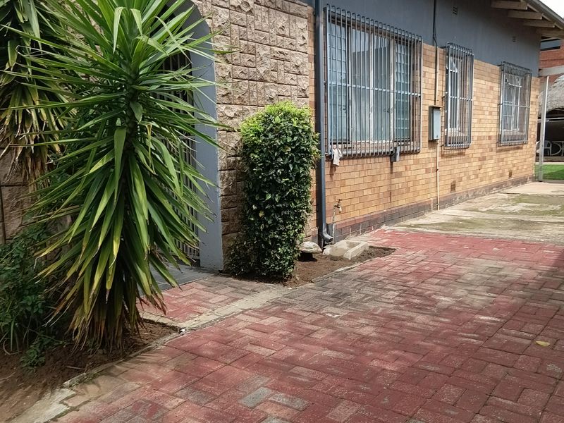 Spacious 3-Bedroom Home with Flatlet and Extensive Covered Parking - Photo 2