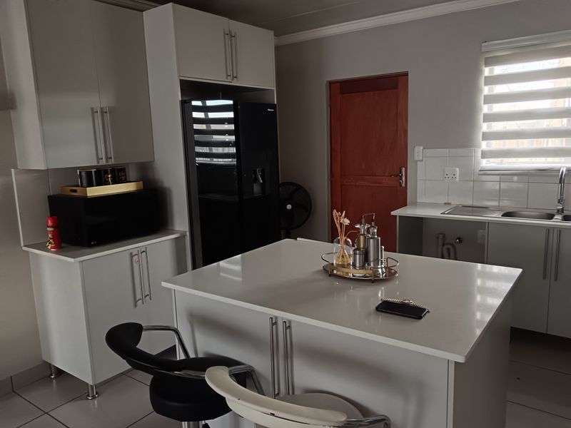 A Modern Family Sanctuary in Princeton Estate, Arcata - Photo 8