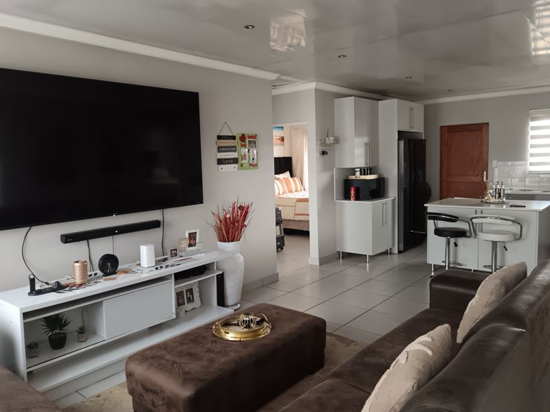 A Modern Family Sanctuary in Princeton Estate, Arcata - Photo 9