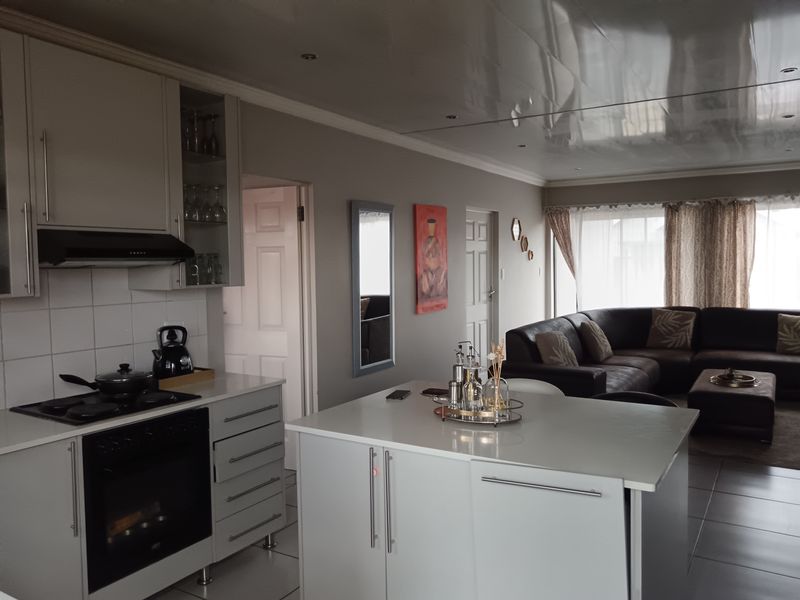 A Modern Family Sanctuary in Princeton Estate, Arcata - Photo 4