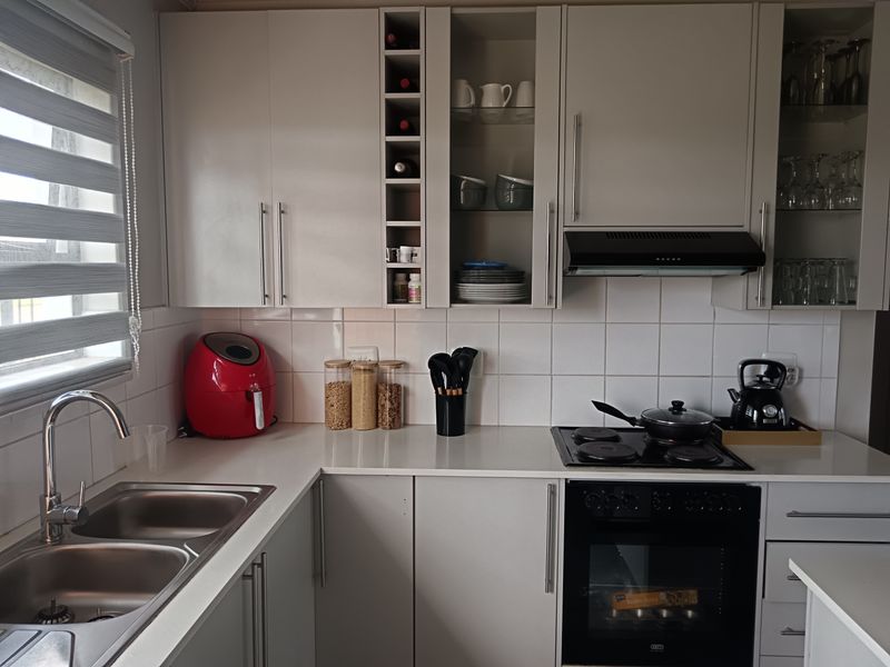 A Modern Family Sanctuary in Princeton Estate, Arcata - Photo 3